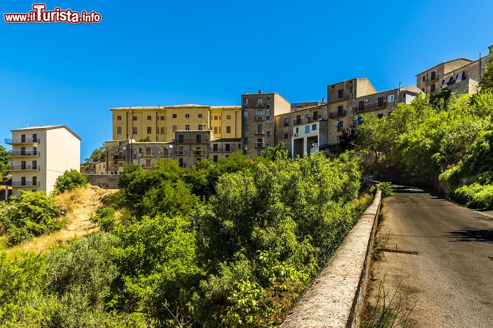 Immagine La strada che porta a Petralia Sottana, Palermo (Sicilia), in estate.