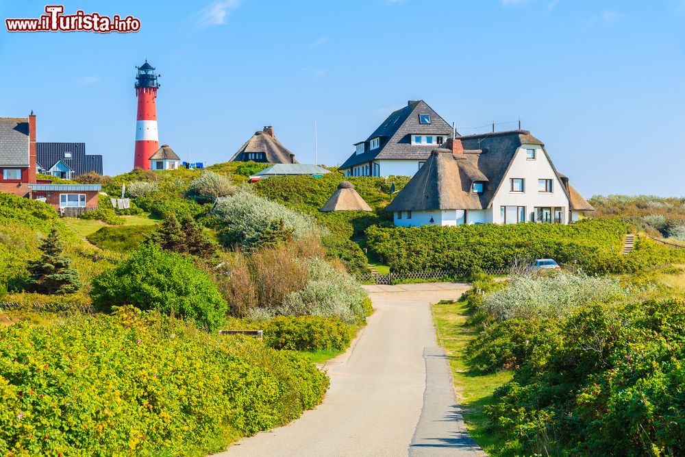 Immagine La strada che porta al faro nel villaggio di Hornum, sulla costa di Sylt, isola della Germania. Questa località rappresenta la città più a sud dell'isola.