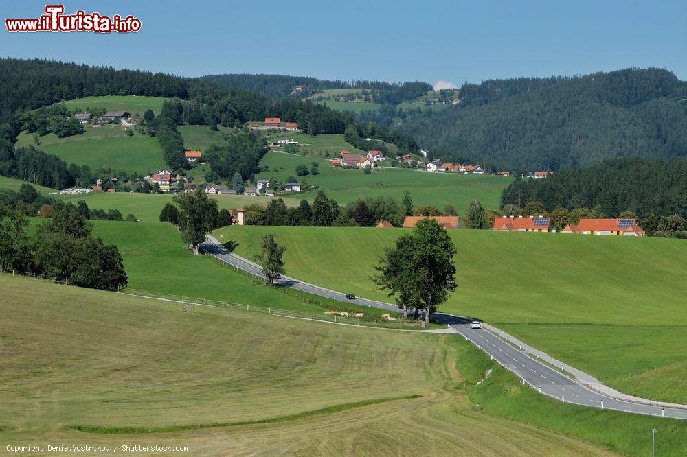 Immagine La strada che va da Koflach a Piber in Stiria, in una luminosa giornata estiva. - © Denis.Vostrikov / Shutterstock.com