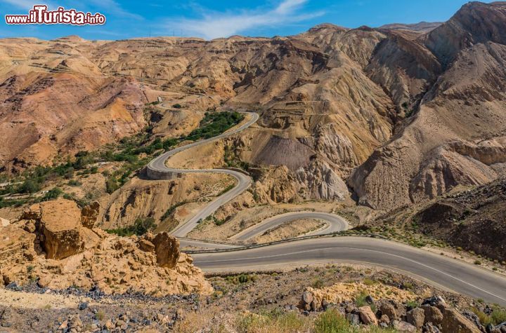 Immagine La Strada dei Re la spettacolare "autostrada" nel deserto fotografata  in un tratto vicino a Madaba in Giordania - © ostill / Shutterstock.com