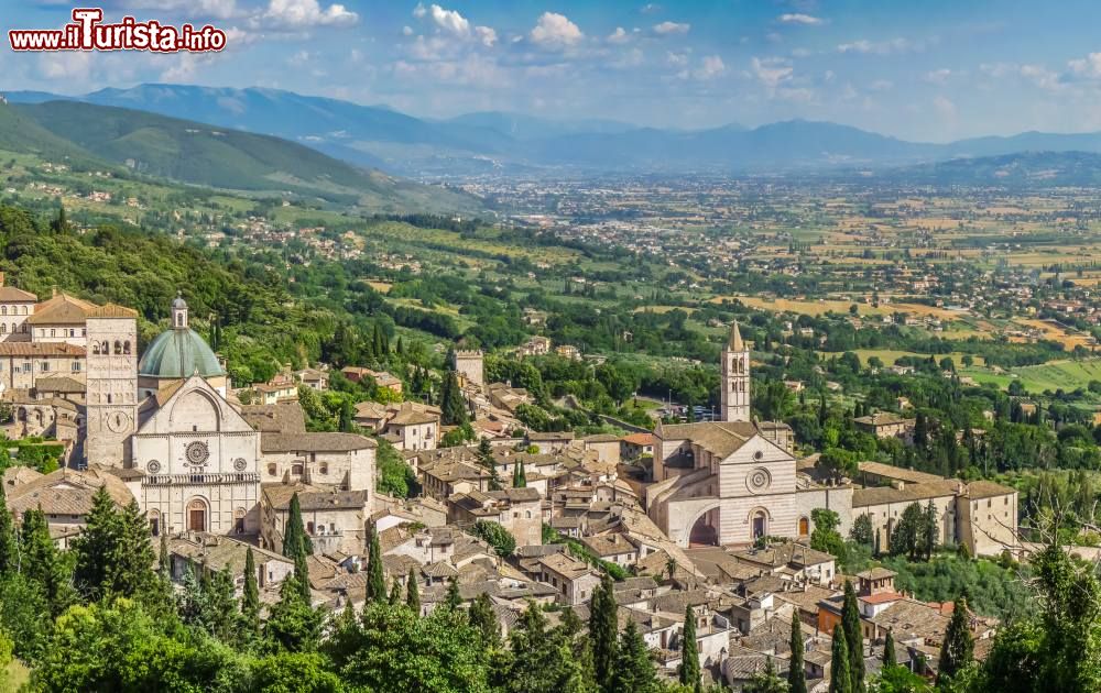 Immagine La Strada dei Vini del Cantico include anche Assisi e la Valle Umbra.