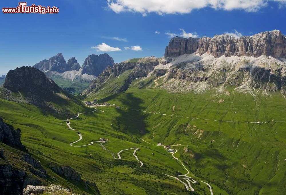 Immagine La strada del Passo Pordoi, versante di Arabba, Dolomiti