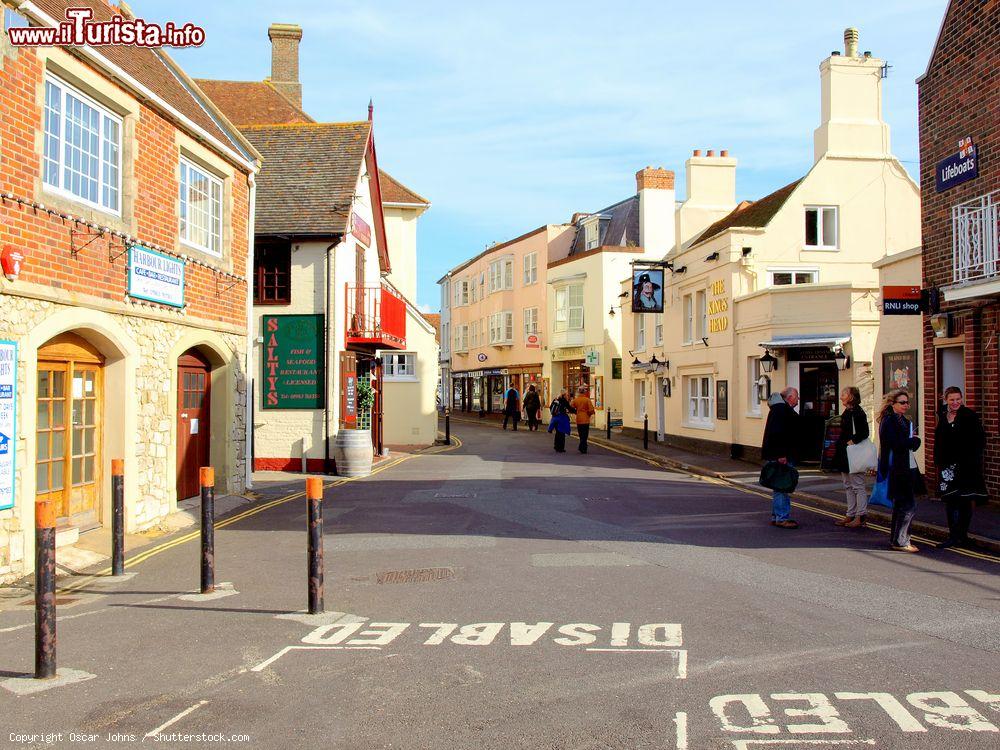 Immagine La strada dello shopping nel centro del villaggio di Yarmouth, isola di Wight, Inghilterra - © Oscar Johns / Shutterstock.com