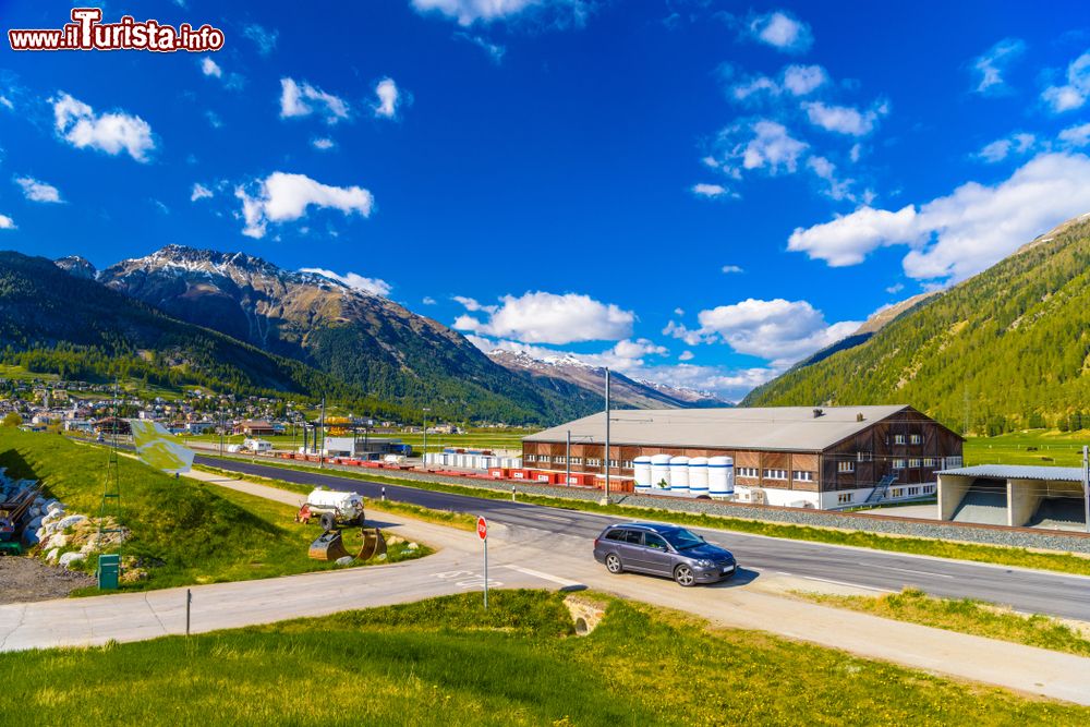 Immagine La strada di fondovalle a Samedan in Engadina, Conton dei Grigioni, Svizzera