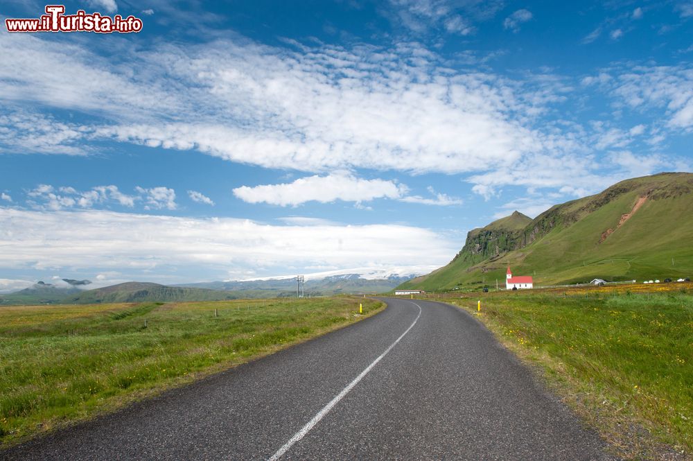 Immagine La strada Hrivengour, o Ring Road 1 nei pressi di Vik i Myrdal, la località più meridionale dell'Islanda