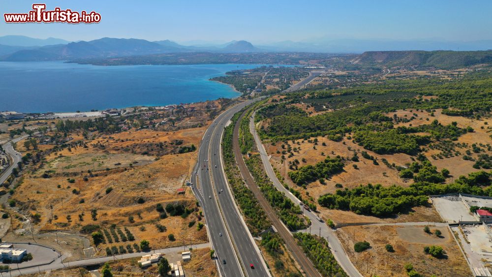 Immagine La strada nazionale che conduce a Corinto fotografata dal drone, Peloponneso, Grecia.