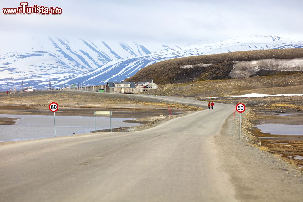 Immagine La strada per Adventsdalen a Longyearbyen, isole Svalbard, Norvegia. Questa valle si trova sull'isola di Spitsbergen, la più grande e l'unica abitata da popolazione permanente nell'arcipelago.