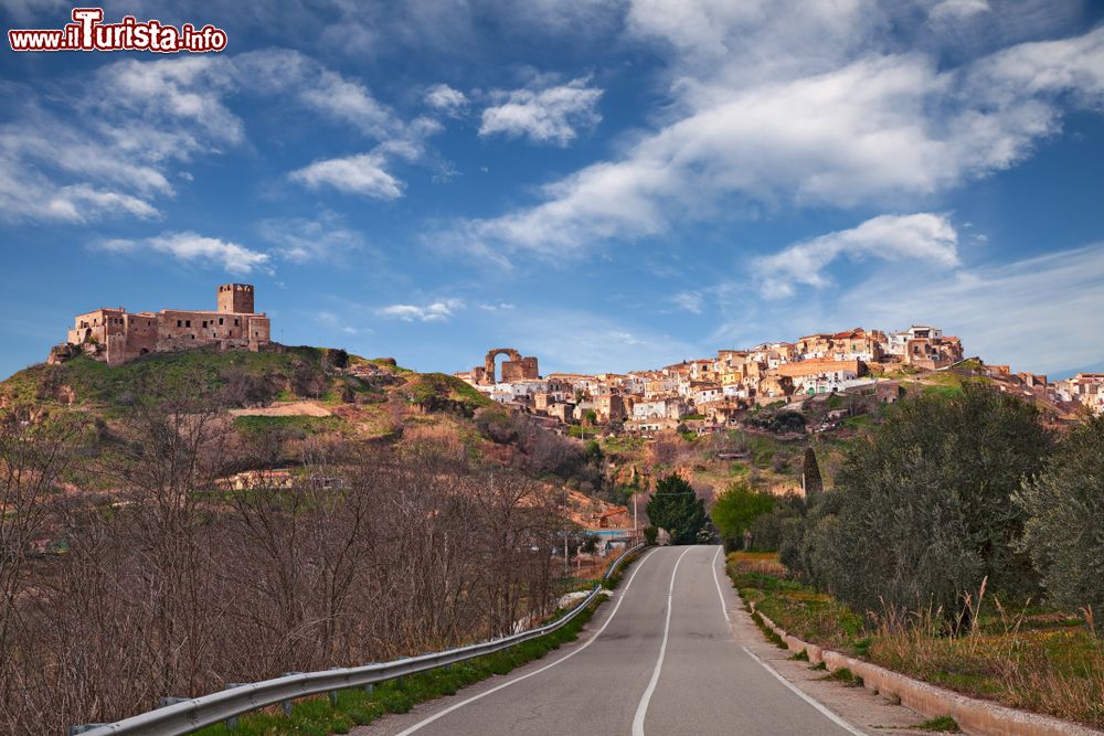 Immagine La strada per Grottole in Basilicata: il castello e il borgo medievale