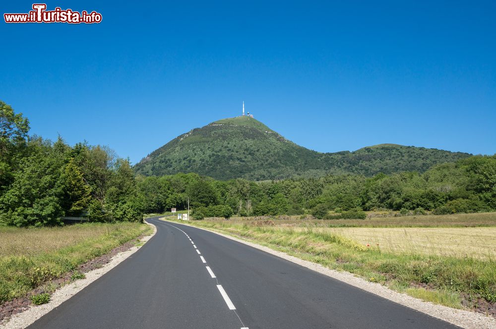 Immagine La strada per il vulcano spento Puy-de-Dome a Clermont-Ferrand, Auvergne, Francia. Dal 1875 qui si trova una stazione meteorologica.