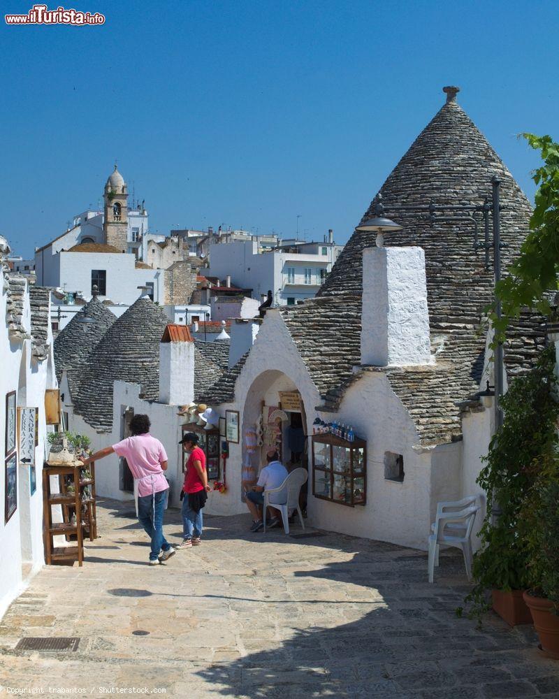 Immagine La strada principale che attraversa i trulli di Alberobello, Puglia. I più antichi trulli qui presenti   risalgono al XIV° secolo - © trabantos / Shutterstock.com