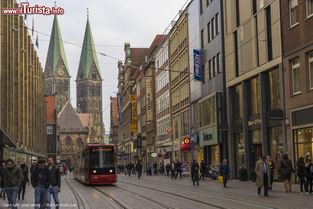 Immagine La strada principale che conduce al Municipio e a San Pietro a Brema, Germania. Brema è la seconda più grande città del nord del paese per abitanti - © glen photo / Shutterstock.com