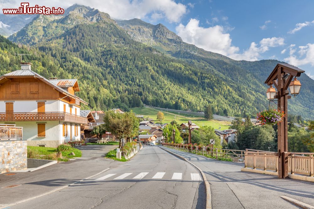 Immagine La strada principale che porta a Les Contamines-Montjoie in Alta Savoia (Francia).