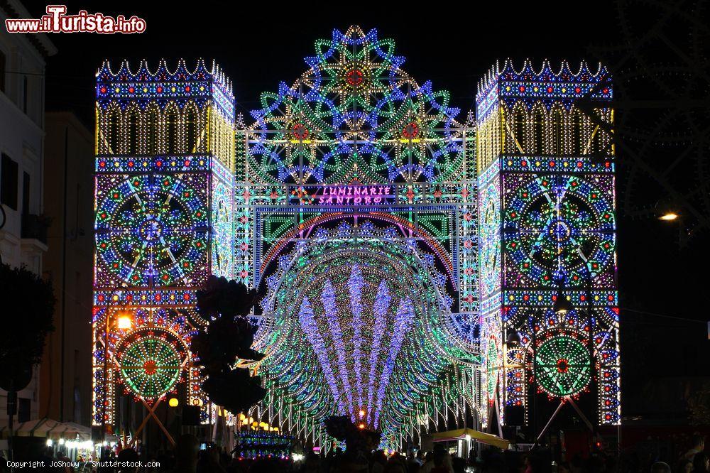 Immagine La strada principale di Formia illuminata di notte durante i festeggiamenti patronali, provincia di Latina, Lazio - © JoShowy / Shutterstock.com