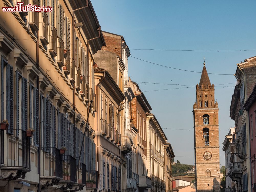 Immagine La strada principale di Teramo, Abruzzo, con la torre della cattedrale sullo sfondo.