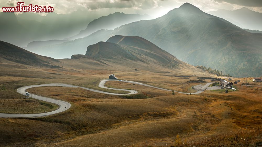 Immagine La strada tortuosa per il Passo di Giau, Cortina d'Ampezzo, Dolomiti. Situato a 2236 metri di altezza, questo valico mette in comunicazione Colle Santa Lucia e Selva di Cadore con Cortina d'Ampezzo.