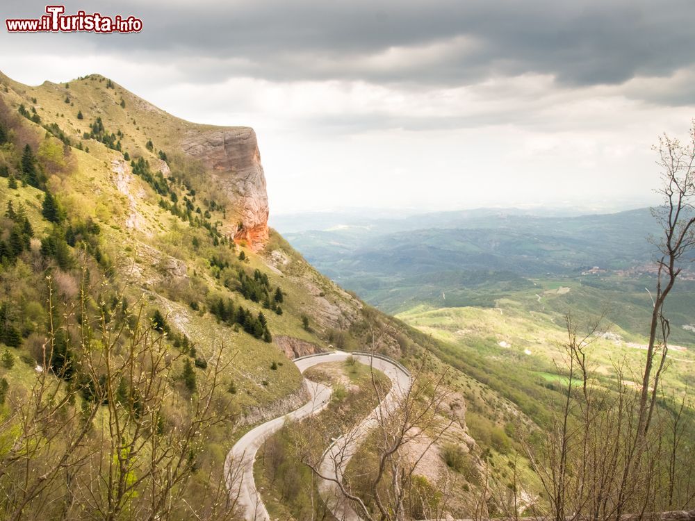 Immagine La strada Trebbio, Bolognola e Sarnano, Marche. Un suggestivo panorama dei monti Sibillini.