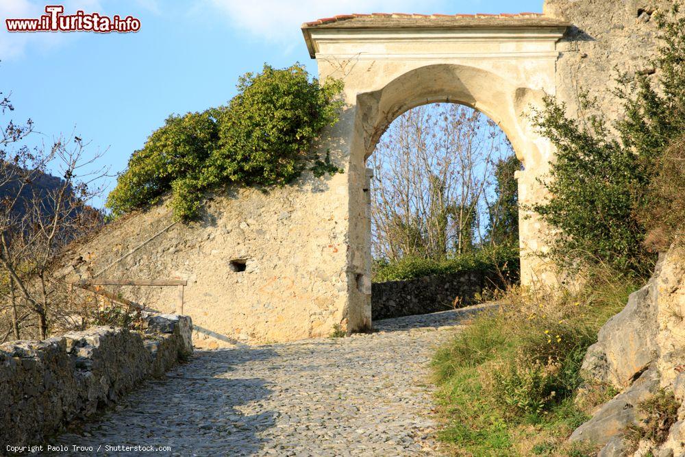 Immagine La stradina che conduce al castello di Finalborgo, Finale Ligure (Savona). Finalborgo è uno dei tre nuclei urbani che costituiscono Finale; Comune autonomo sino al 1927, è stato poi accorpato a Finale Pia e Finale Marina per formare l'odierna Finale Ligure - © Paolo Trovo / Shutterstock.com