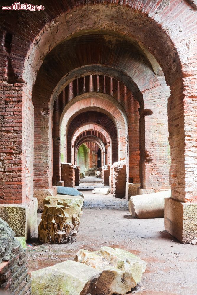 Immagine La struttura interna dell'Anfiteatro romano di Capua