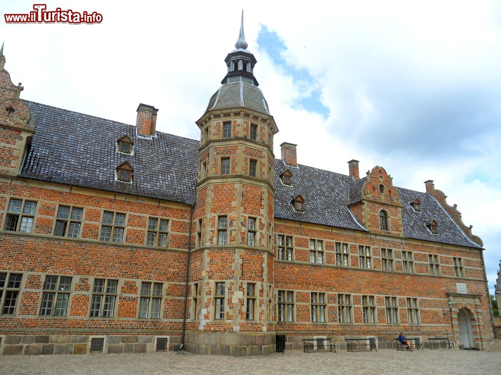 Immagine La suggestiva architettura del castello di Frederiksborg a Hillerod, Danimarca.