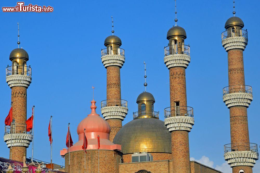 Immagine La suggestiva architettura del Grand Bazar di Urumqi, Cina. Si trova nel quartiere di Uighur, sul lato meridionale della città - © suronin / Shutterstock.com