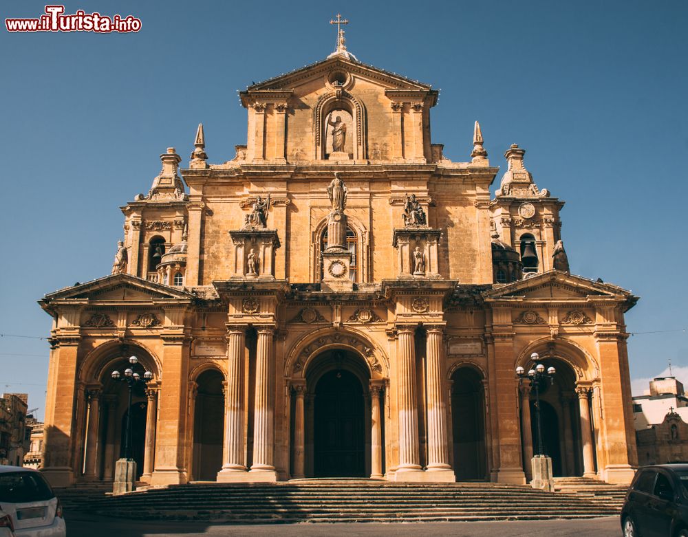 Immagine La suggestiva chiesa di San Nicola a Siggiewi, isola di Malta. Costruita fra il 1676 e il 1693 in stile barocco, è stata progettata dall'architetto Lorenzo Gafà. E' uno dei principali monumenti cittadini.
