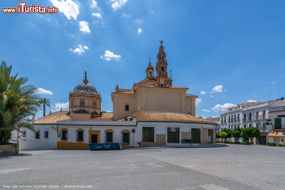 Immagine La suggestiva chiesa di San Pedro a Carmona, provincia di Siviglia (Spagna). La torre, che spicca sulla città, è stata terminata nel 1783 - © Dolores Giraldez Alonso / Shutterstock.com