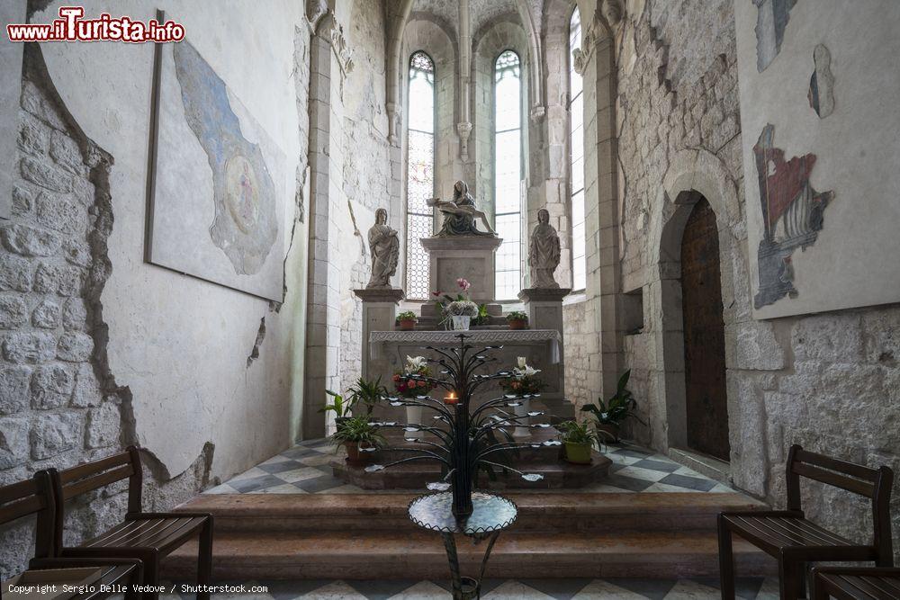 Immagine La suggestiva chiesa di Sant'Andrea Apostolo a Venzione in Friuli. Il monumento è del 14° secolo. - © Sergio Delle Vedove / Shutterstock.com