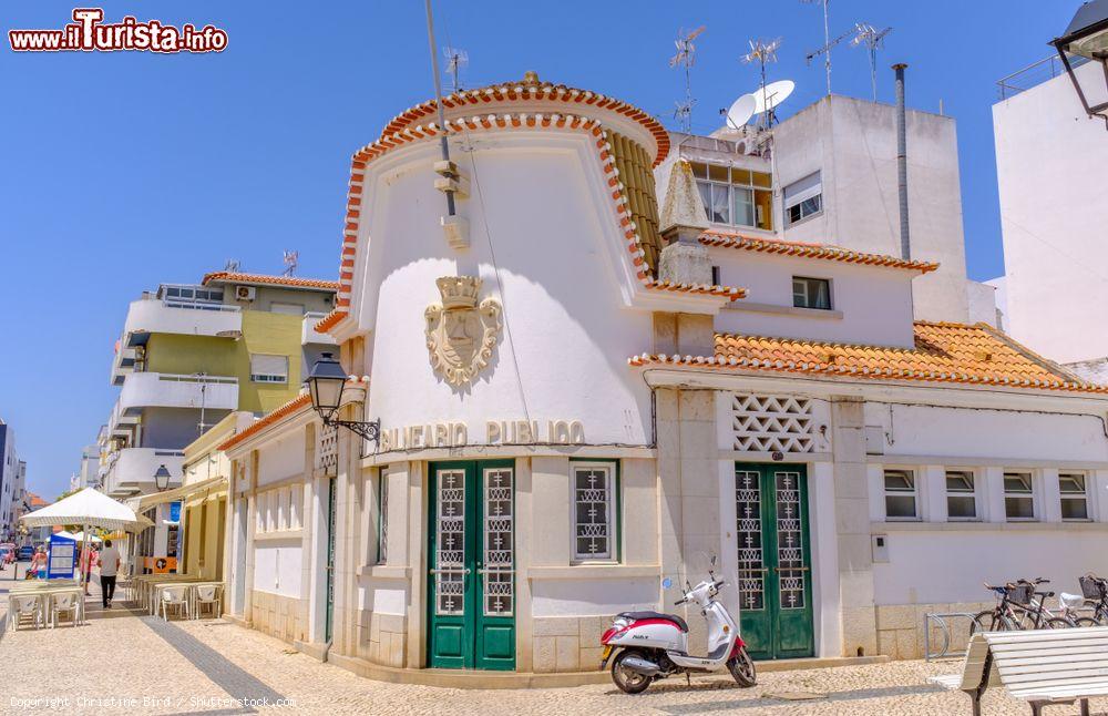 Immagine La suggestiva facciata di un bagno pubblico nella cittadina di Vila Real de Santo Antonio, Portogallo - © Christine Bird / Shutterstock.com
