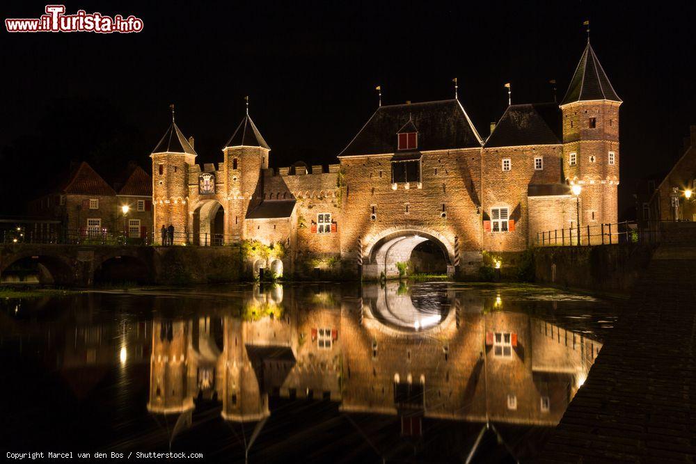 Immagine La suggestiva Koppelpoort fu costruita attorno al 1425 e si trova nella zona nord-ovest del centro di Amerfoort, sul fiume Eem - © Marcel van den Bos / Shutterstock.com