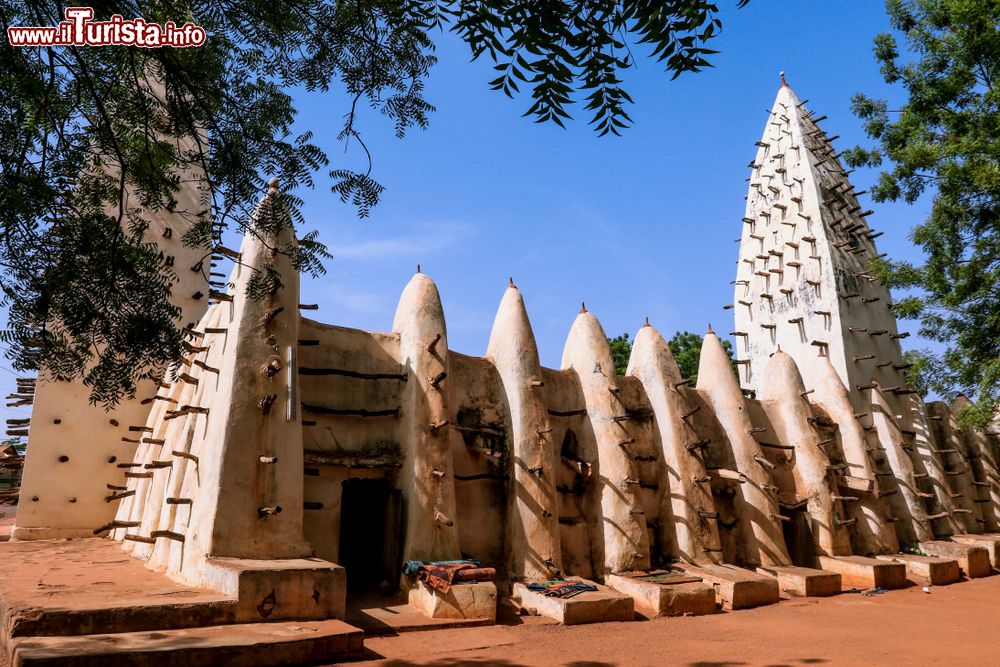 Immagine La suggestiva moschea in fango a Bobo Dioulasso Grand Mosque nei pressi di Ouagadougou, Burkina Faso. Le torri sono infilzate da bastoni di legno.