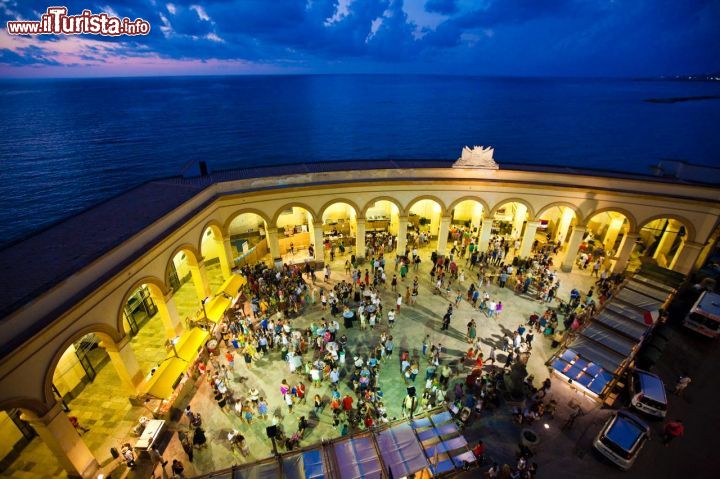 Immagine La suggestiva piazza del Mercato del Pesce a Trapani, durante la manifestazione Stragusto - © Distretto Sicilia Occidentale