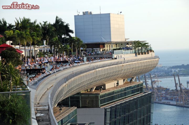 Immagine La suggestiva piscina del Sands SkyPark di Singapore da cui si gode di un panorama mozzafiato sull'intera città. Riservata agli ospiti dell'hotel, questa infinity pool di fama mondiale è uno dei must da non perdere se si ha la fortuna di soggiornare al Marina Bay Sands Hotel che si innalza per 55 piani su tre torri collegate fra loro da una piattaforma sospesa di 2 ettari - © Sonja Vietto Ramus