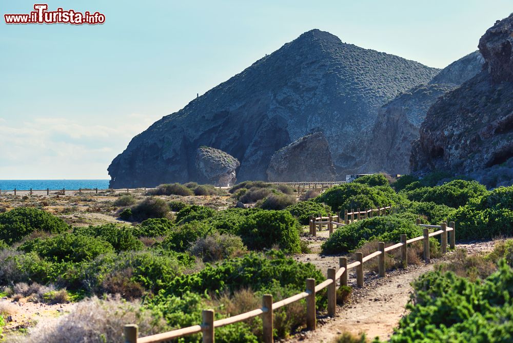 Immagine La suggestiva Playa de Los Muertos nel parco di Cabo de Gata-Nijar a Carboneras, Spagna. E' uno dei patrimoni naturali del paese: la sua bellezza e conservazione viene garantita grazie anche al difficile accesso alla spiaggia. Bisogna infatti scendere da un ripido sentiero sconnesso.