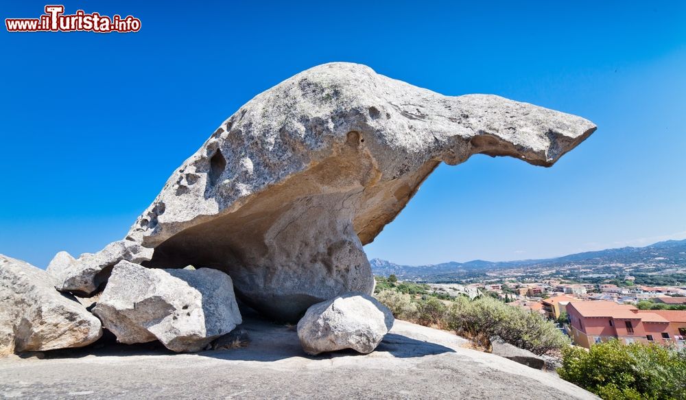 Immagine La suggestiva Roccia del Fungo a Arzachena, Sardegna. La popolazione locale chiama quest'opera della natura "monte con il cappello"; dalla sua sommità si può ammirare una spettacolare vista su Arzachena e le vallate circostanti.