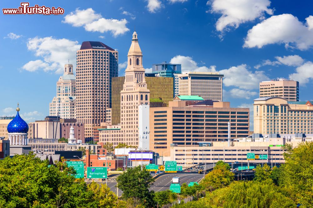 Immagine La suggestiva skyline della cittadina di Hartford, Connecticut, USA. Questa graziosa città sorge lungo il fiume Connecticut al centro dello stato.