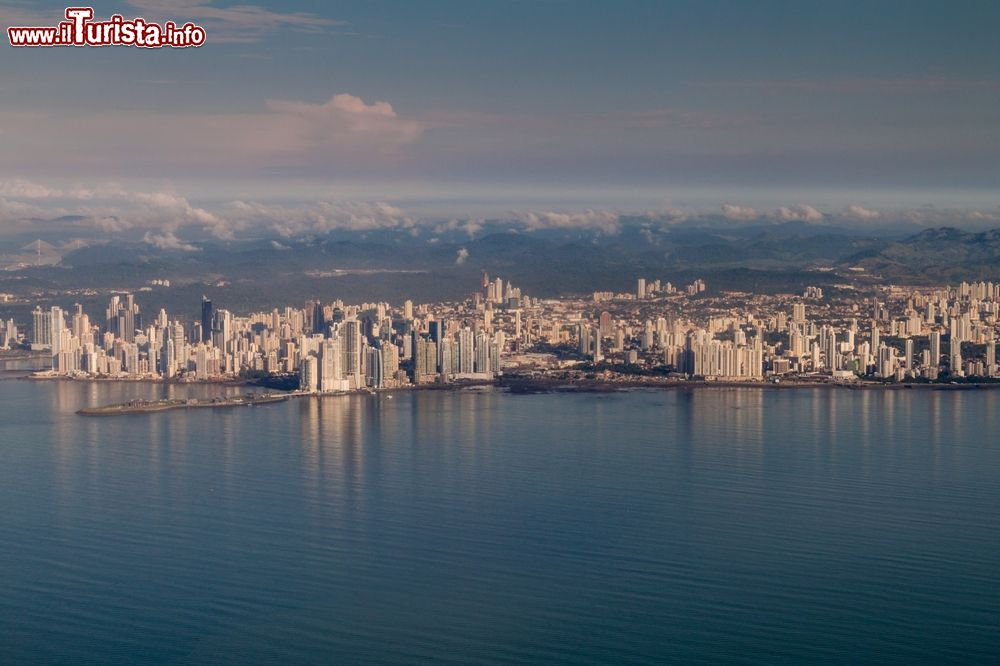 Immagine La suggestiva skyline di Panama City, capitale dello stato di Panama, America Centrale. Il nome completo della città è Nuestra Senora de la Asuncion de Panama.