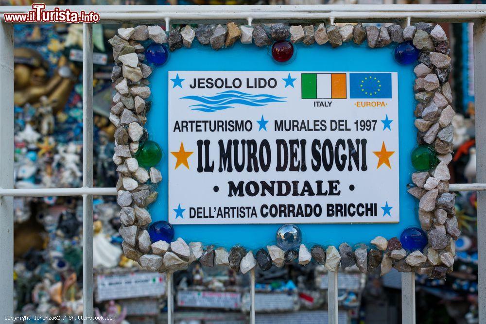 Immagine La targa del Muro dei Sogni davanti alla casa di Corrado Bricchi a Jesolo, Veneto. Questa singolare decorazione architettonica è oggi uno dei simboli della città - © lorenza62 / Shutterstock.com