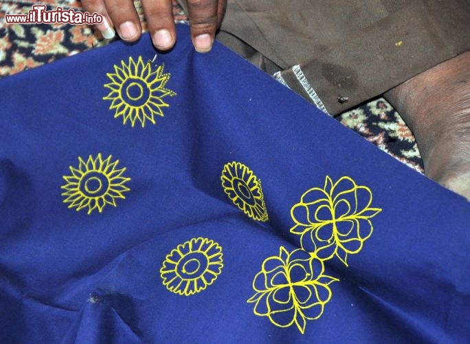 Immagine La tecnica di stampa del colore tipico dell'Arte Rogan, che ancora oggi si tramanda in un villaggio del Gujarat nord-occidentale