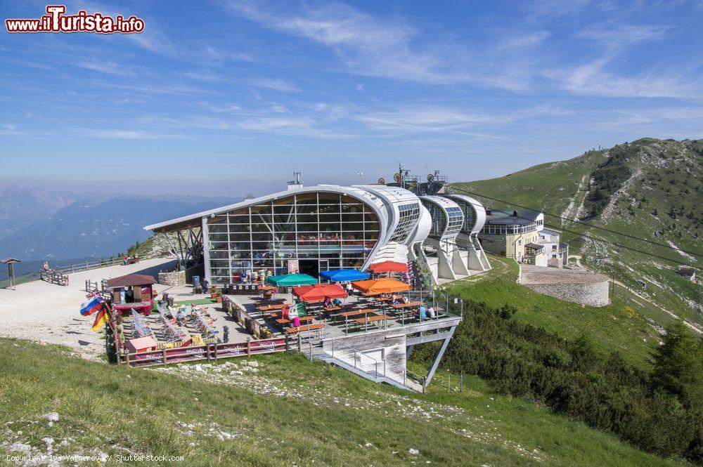 Immagine La moderna teleferica ad alta capacità che collega Malcesine al Monte Baldo, Veneto - © Iva Vagnerova / Shutterstock.com