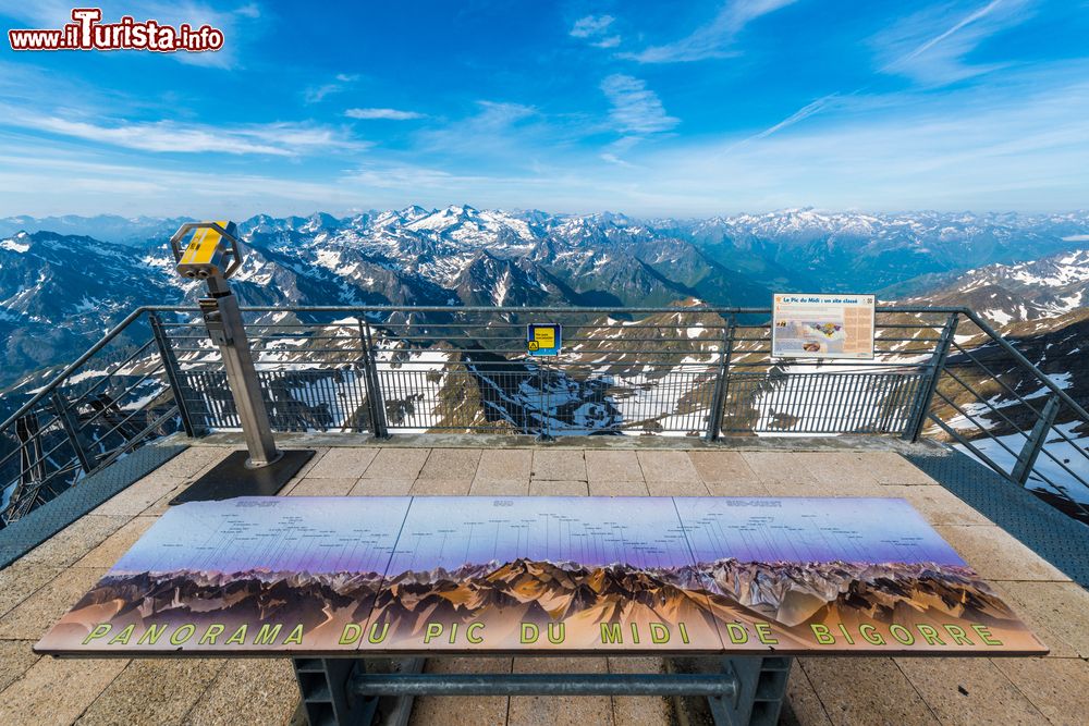 Immagine La terrazza panoramica situata a sud ovest sul Pic du Midi de Bigorre, Francia: da qui la vista sui monti circostanti e le vette più alte è mozzafiato.