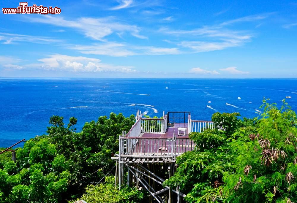 Immagine La terrazza panoramica sul Monte Luho, sda dove si può godere di una splendida vista sulla costa orientale dell'isola di Boracay (Filippine).