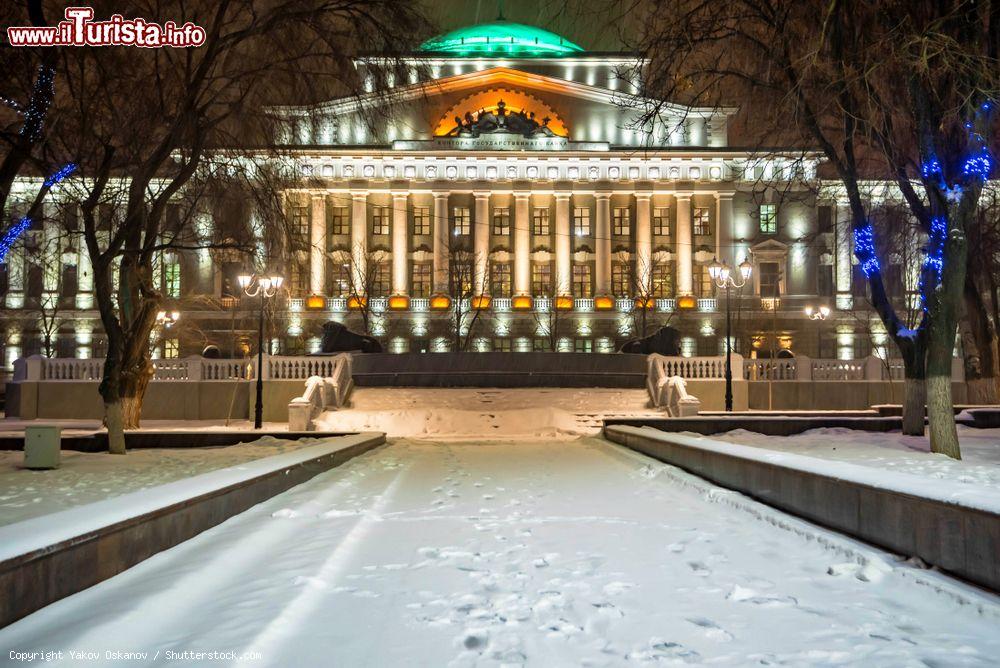Immagine La Tesoreria Federale di Rostov-on-Don, Russia, in inverno. Illuminato di notte, questo storico edificio è uno dei più prestigiosi della città - © Yakov Oskanov / Shutterstock.com