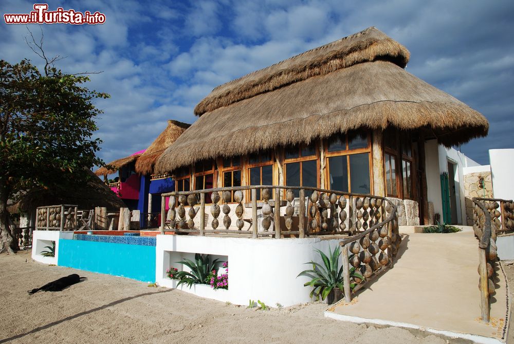 Immagine La tipica costruzione di un resort sulla strada principale della città di Mahahual, Messico.