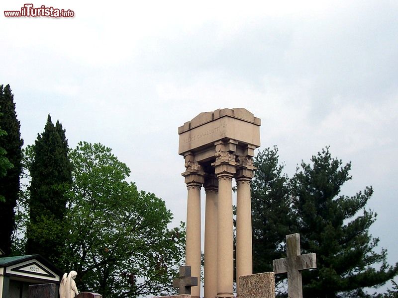 Immagine La Tomba Cavallotti nel cimitero di Dagnente, sul Lago Maggiore - © Geobia - CC BY-SA 3.0, Wikipedia