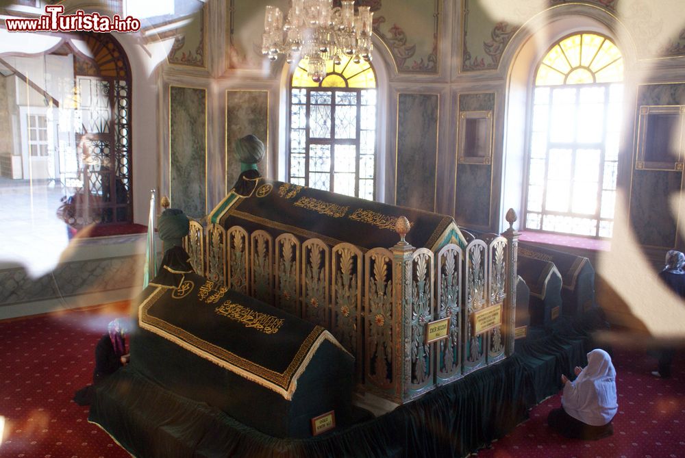Immagine La tomba del sultano Jami a Bursa, Turchia, con una fedele in preghiera.