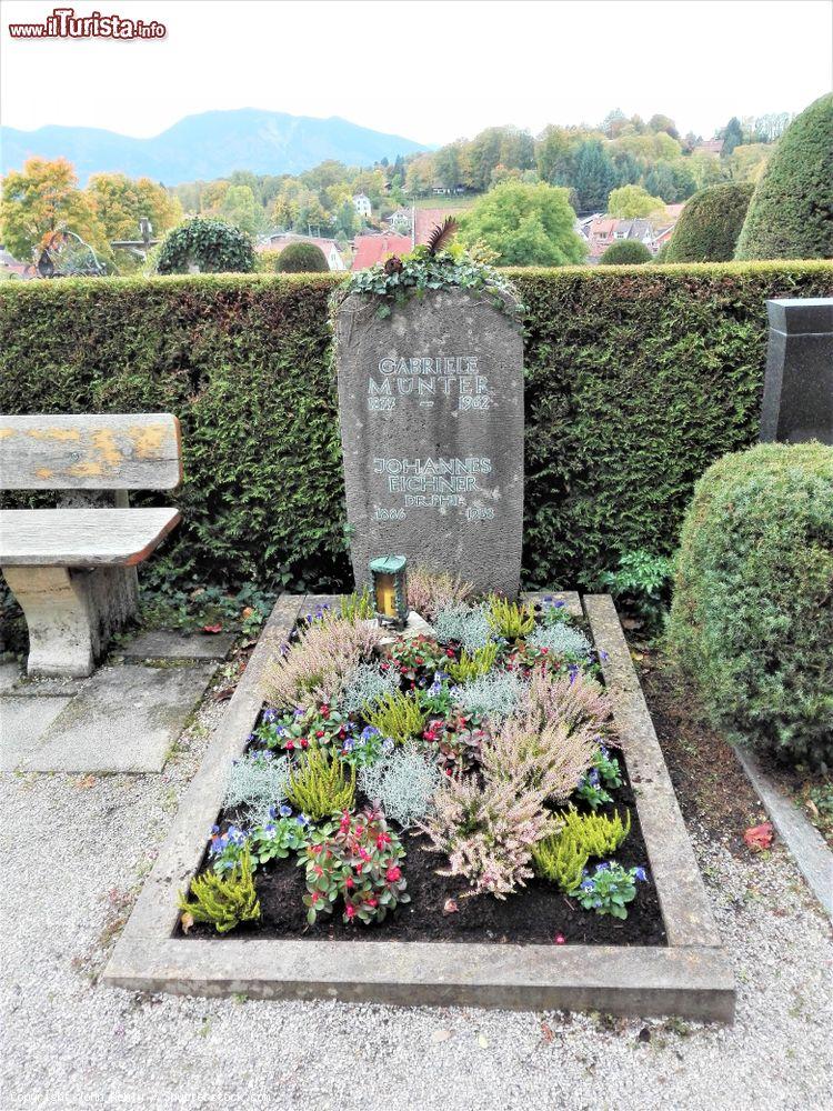 Immagine La tomba dell'artista Gabriele Munter al cimitero di Murnau am Staffelsee, Germania - © John Kehly / Shutterstock.com