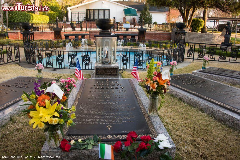 Immagine La tomba di Elvis Presley al Meditation Garden di Graceland, Memphis (Tennessee) - © Juli Scalzi / Shutterstock.com