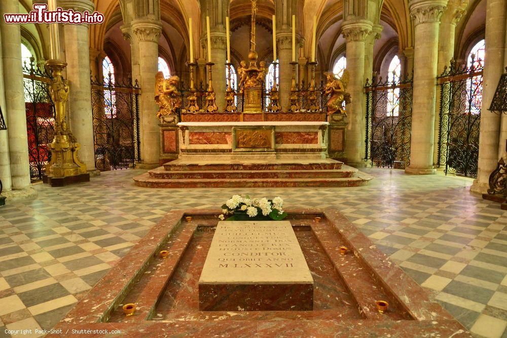 Immagine La tomba di Guglielmo il Conquistatore nella chiesa di Santo Stefano a Caen, Francia. La lapide riporta la scritta "Qui riposa l'invincibile Guglielmo il Conquistatore, duca di Normandia e re d'Inghilterra, fondatore di questa casa, che morì nell'anno 1087" - © Pack-Shot / Shutterstock.com