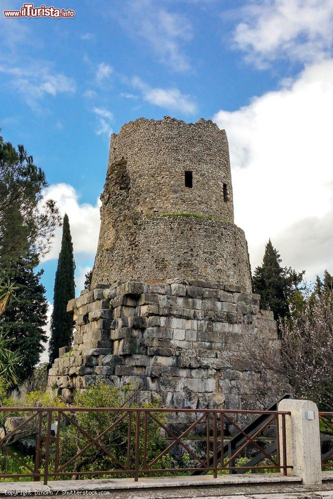 Immagine La tomba di Marco Tullio Cicerone nei pressi della Via Appia a Formia, Lazio. Questo mausoleo monumentale di epoca imperiale sorge vicino alla villa in cui lo scrittore e statista romano era solito trascorrere le sue vacanze e dove morì nel 43 d.C. - © DinoPh / Shutterstock.com