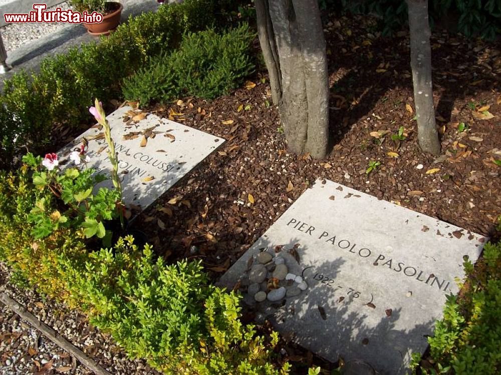 Immagine La tomba di Pierpaolo Pasolini  nel cimitero di Casarsa della Delizia - © Sebi1 -  Wikipedia
